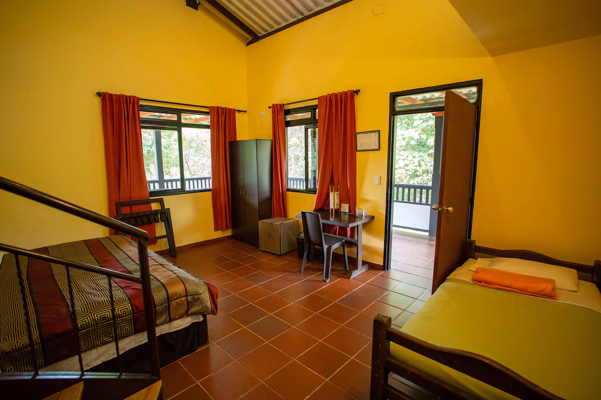 Habitación familiar con vista al jardín