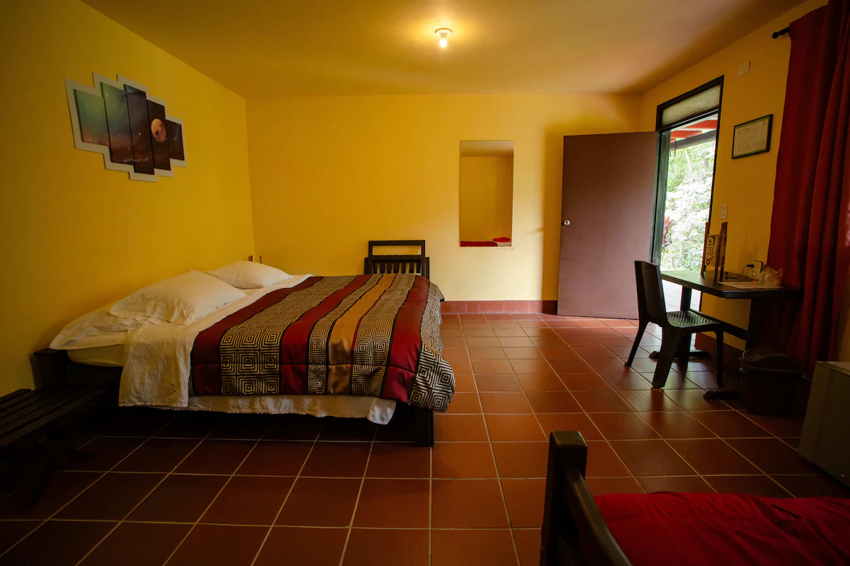 Habitación triple con vista al jardín